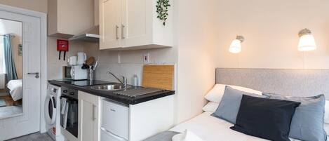 Desk, iron/ironing board, WiFi, bed sheets