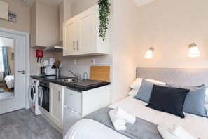 Desk, iron/ironing board, WiFi, bed sheets - Cosy Studio OFF OConnell street*TV & Reliable WIFI (Dublin 1)
