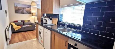 Frigorífico, microondas, horno y placa de cocina