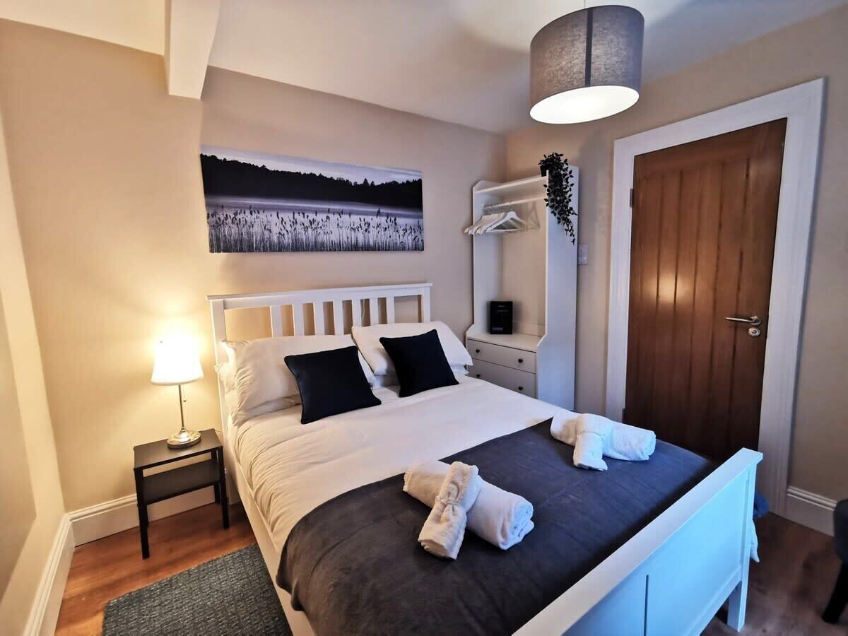 1 soverom, skrivebord, strykejern/-brett og reiseseng for barn