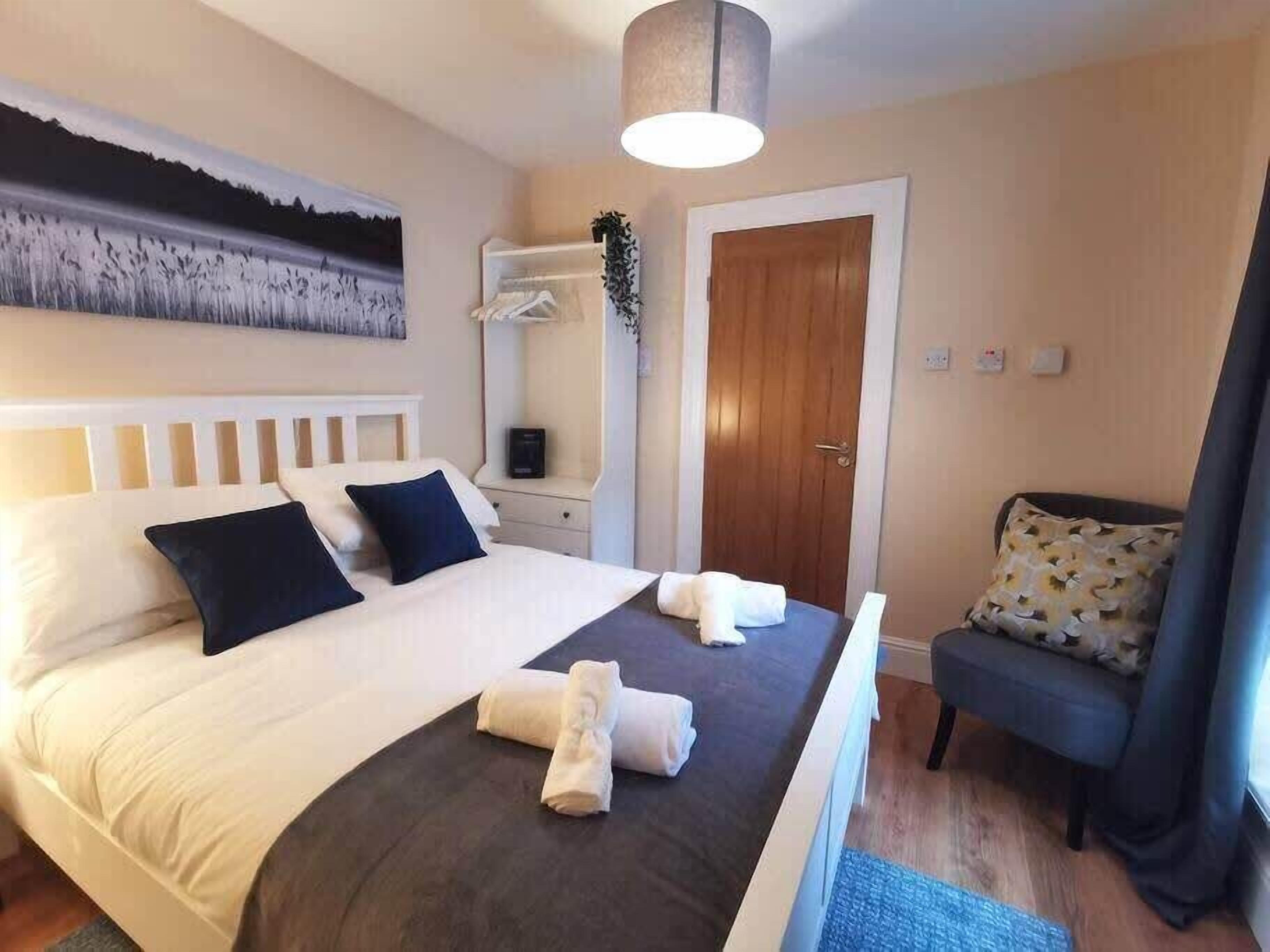 1 soverom, skrivebord, strykejern/-brett og reiseseng for barn