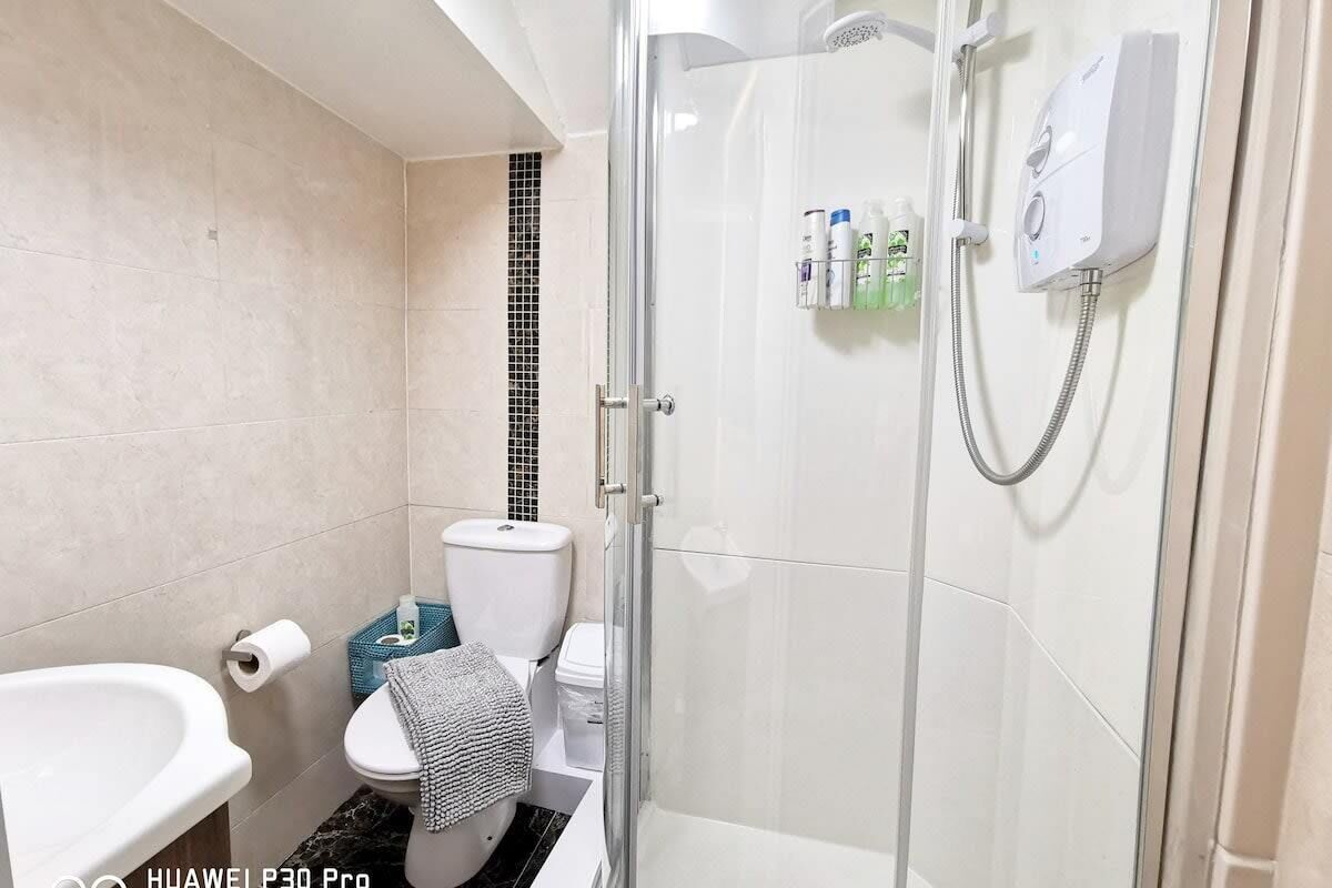 Une salle de bain équipée de toilettes, d’un bidet et d’une douche.