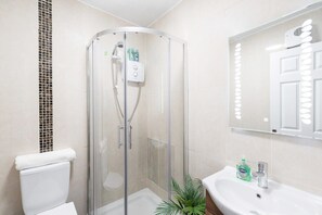 Een douche, een haardroger, handdoeken