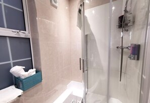 Dusche, Haartrockner, Handtücher