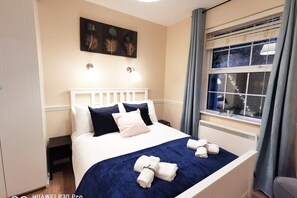 3 bedrooms, desk, iron/ironing board, travel crib
