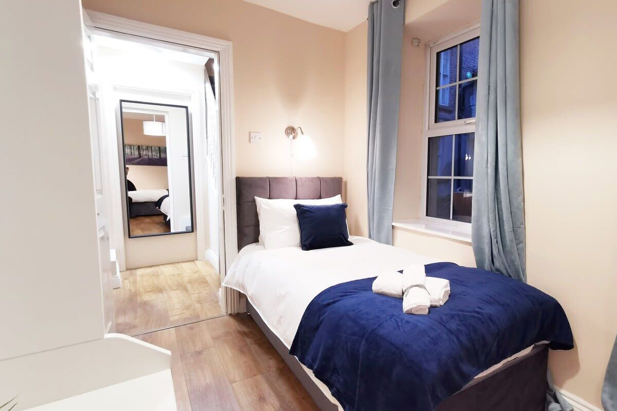 3 bedrooms, desk, iron/ironing board, travel cot