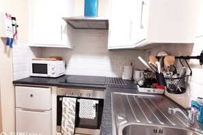 Réfrigérateur, four à micro-ondes, un four, surface de cuisson