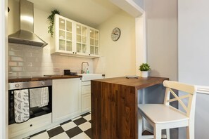 Réfrigérateur, four à micro-ondes, un four, surface de cuisson