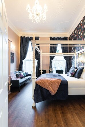 1 bedroom, desk, iron/ironing board, travel cot - Georgian Luxury Apartment with 4 Poster Bed (Dublin)
