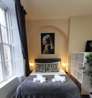 Iron/ironing board, WiFi - Central Spacious Georgian Studio APT (Dublin)