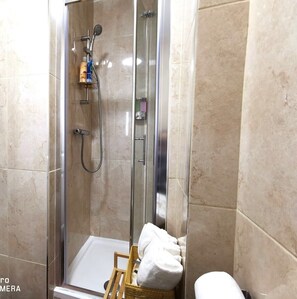 Dusche, Haartrockner, Handtücher
