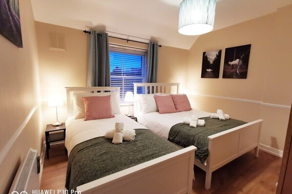 1 bedroom, desk, iron/ironing board, travel cot - Very Central 1bed apartment newly renovated free wifi and tv (Dublin)