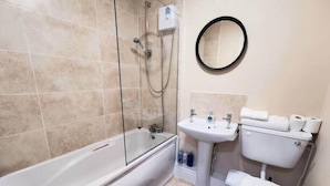 A bathroom with a bathtub, a sink, a toilet, and a shower. - Central 1bed apartment with reliable fast WIFI (Dublin 1)