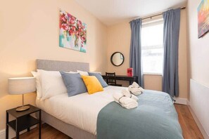 2 Schlafzimmer, Schreibtisch, Bügeleisen/Bügelbrett, Reisekinderbett