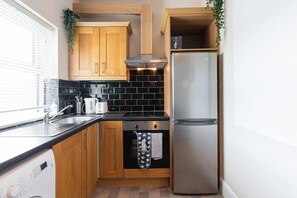 Fridge, microwave, oven, stovetop - NEWLY REFURBISHED 2BED WITH GARDEN GREAT LOCATION (Stoneybatter)