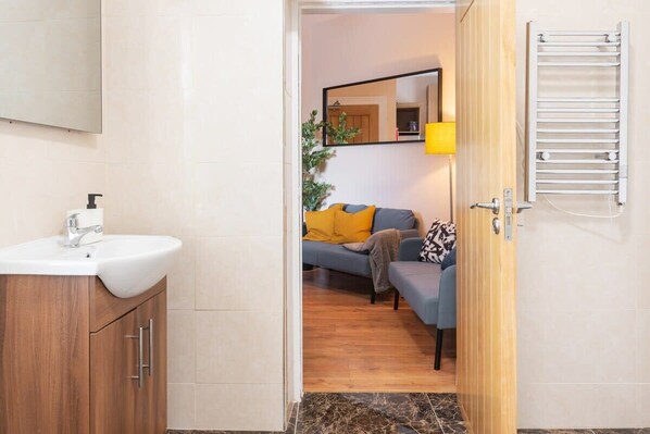 Interior - NEWLY REFURBISHED 2BED WITH GARDEN GREAT LOCATION (Stoneybatter)