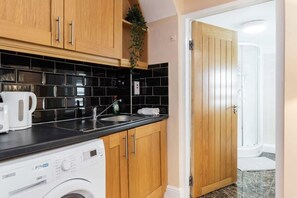 Fridge, microwave, oven, stovetop - Newly Refurbished 2 bed with garden GREAT location (Stoneybatter)
