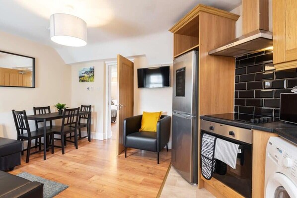 Fridge, microwave, oven, stovetop - Newly Refurbished 2 bed with garden GREAT location (Stoneybatter)