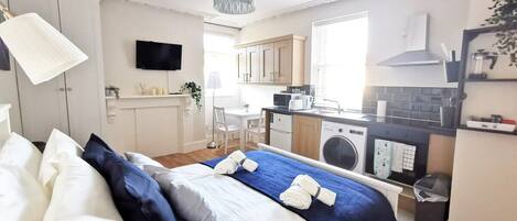 Bureau, fer et planche à repasser, lit parapluie, Wi-Fi