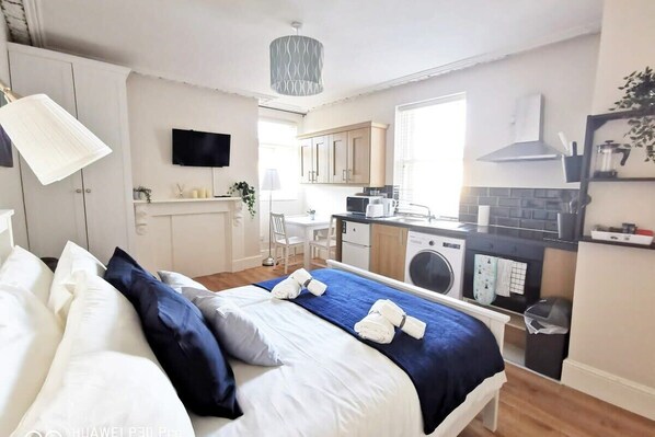 Desk, iron/ironing board, travel cot, WiFi - Cosy studio new renovated - kitchen, TV &Fast WIFI (Dublin)