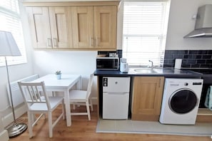 Réfrigérateur, four à micro-ondes, un four, surface de cuisson