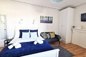 Desk, iron/ironing board, travel crib, WiFi - Cosy studio new renovated - kitchen, TV &Fast WIFI (Dublin)