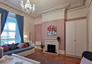 TV, offices - Beautiful Bright Georgian Apartment free WIFI (Dublin)