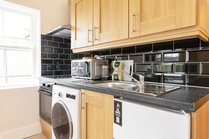 Fridge, oven, stovetop, coffee/tea maker - Central Studio Apartment Fast WiFi TV and Kitchen (Dublin 7)