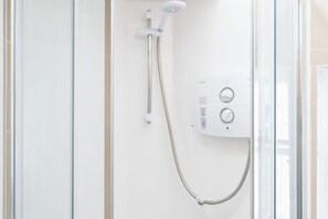 Shower, hair dryer, towels - Central Studio Apartment Fast WiFi TV and Kitchen (Dublin 7)