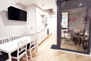 Dining - Lovely 2bed HOUSE with patio & fast reliable WIFI (Dublin 8)