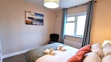 2 slaapkamers, een strijkplank/strijkijzer, reisbedje, wifi