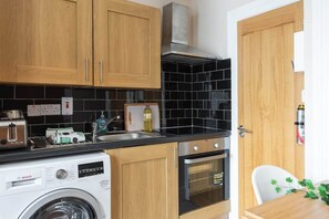 ثلاجة، م يكروويف، فرن، موقد طهي مسطح