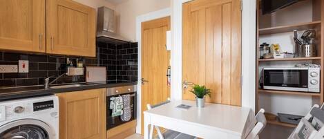 ثلاجة، ميكروويف، فرن، موقد طهي مسطح