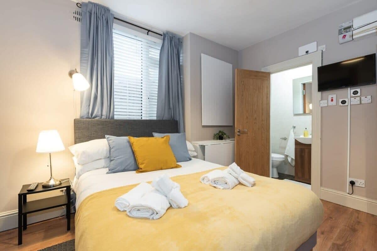 Desk, iron/ironing board, WiFi, bed sheets