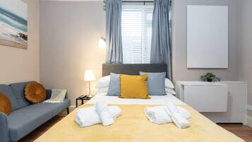 Desk, iron/ironing board, WiFi, bed sheets