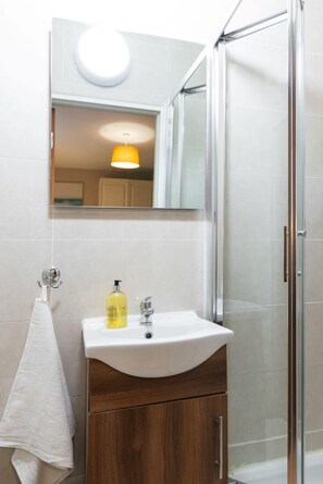 Shower, hair dryer, towels - Cosy and Convenient Studio IN TRENDY RANELAGH (Dublin 6)