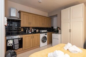 Fridge, microwave, oven, stovetop - Cosy and Convenient Studio IN TRENDY RANELAGH (Dublin 6)