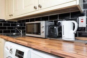 Fridge, microwave, oven, stovetop - Super Location Cosy studio**reliable WIFI & TV (Dublin 6)