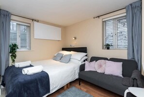 Desk, iron/ironing board, travel cot, WiFi - Super Location Cosy studio**reliable WIFI & TV (Dublin 6)