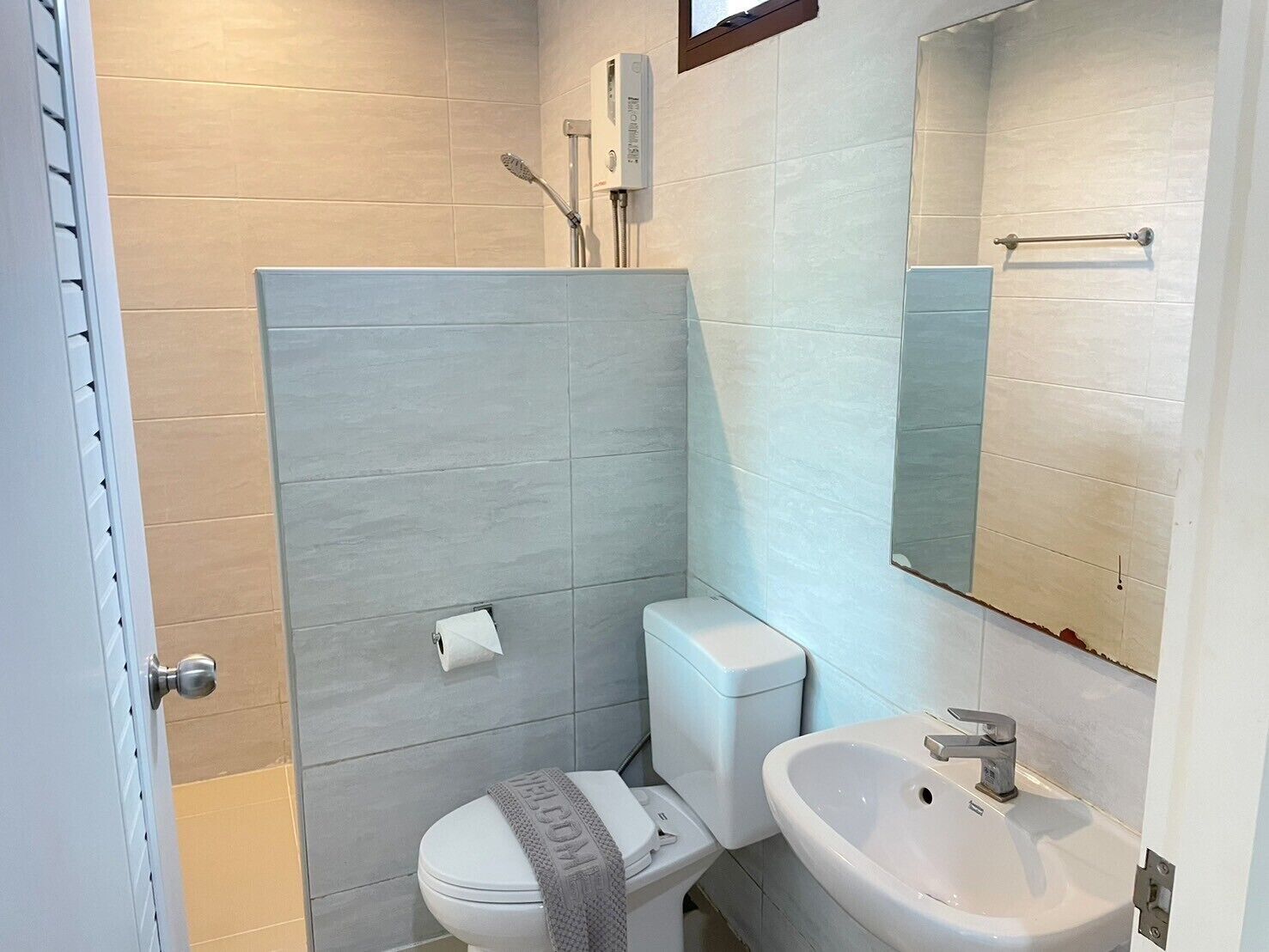 Un baño con inodoro, bidé y lavamanos.