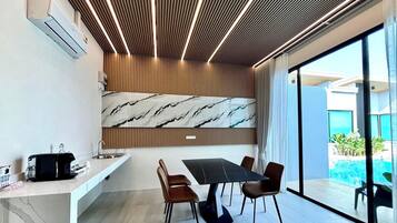 Luxury Room | Living area