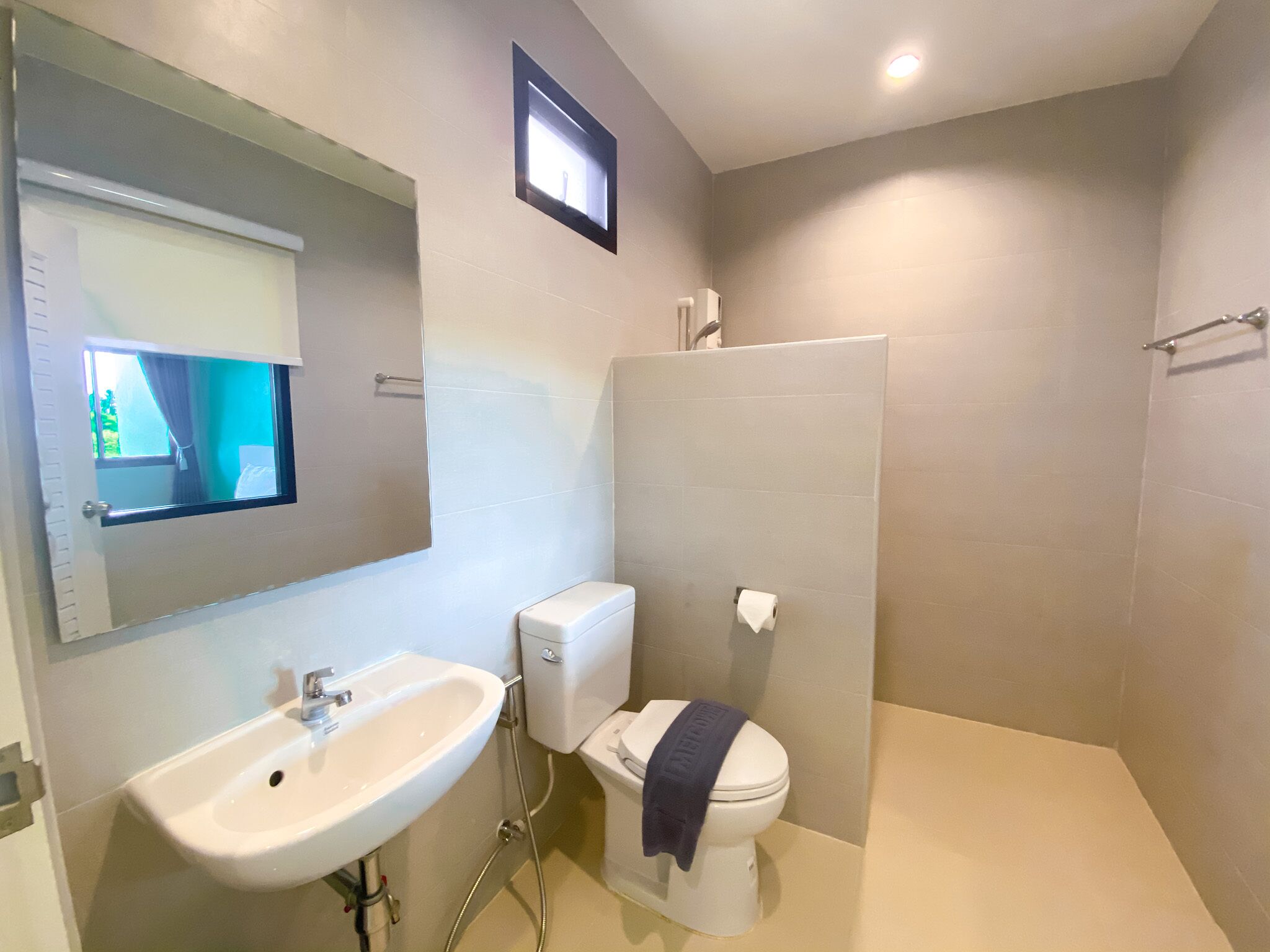 Standard Room, 1 King Bed | Bathroom