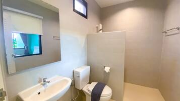 Standard Room, 1 King Bed | Bathroom