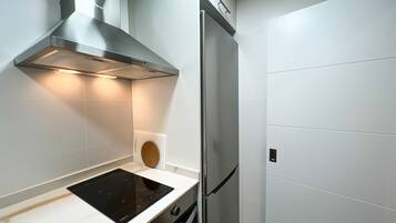 Een koelkast, een magnetron, een oven, een vaatwasser