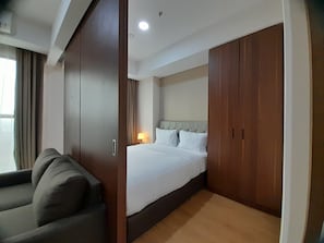 One-Bedroom Apartment | Blackout drapes, free WiFi, bed sheets