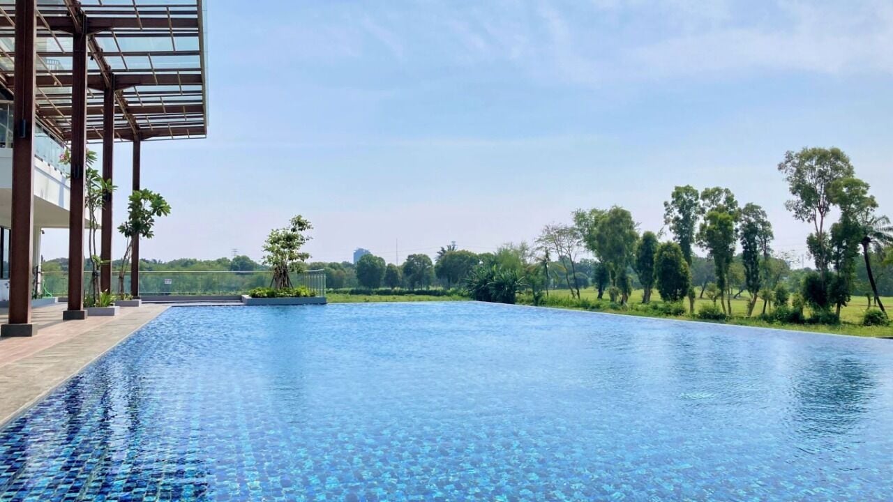 2 座室外游泳池，提供日光浴躺椅