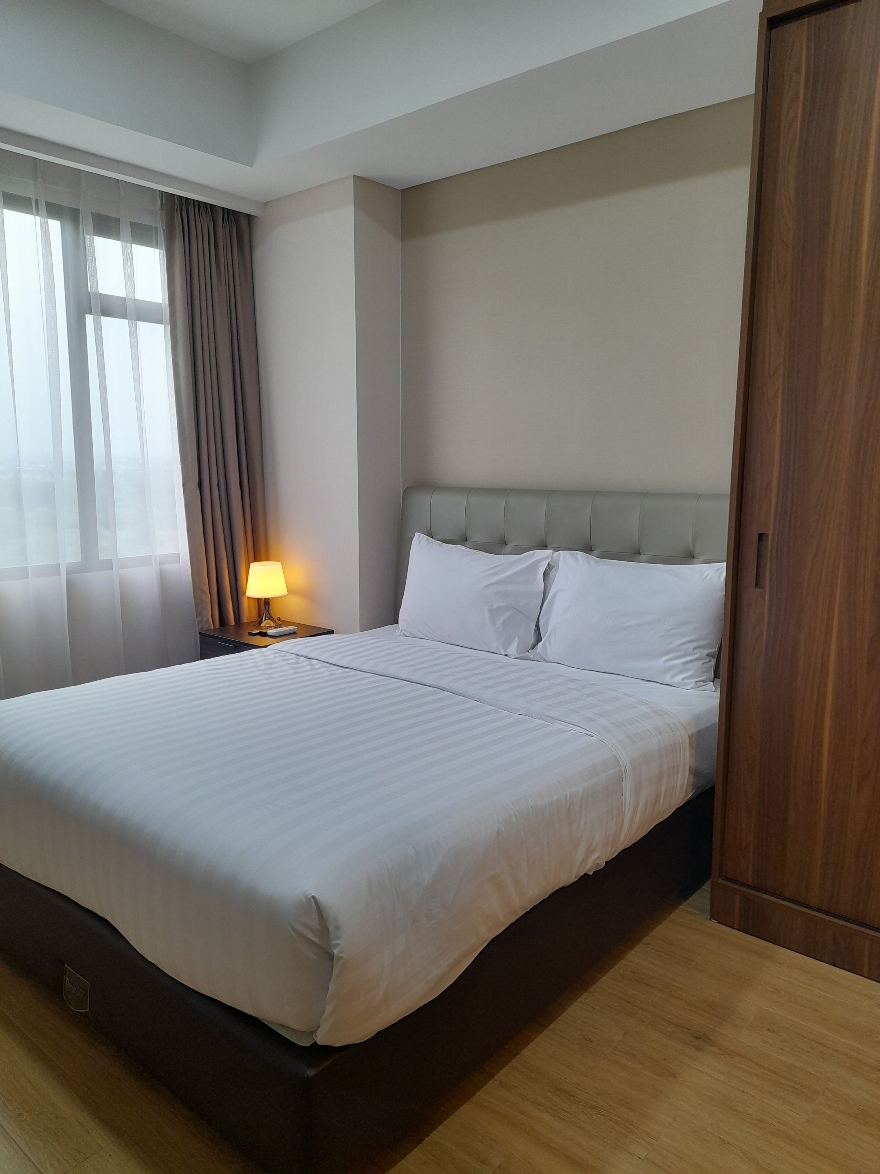 Familieleilighet (Two-Bedroom Apartment) | Blendingsgardiner, wi-fi (inkludert) og sengetøy