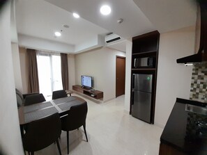 Departamento familiar (Two-Bedroom Apartment) | Área de sala de estar | Televisión LED de 40 pulgadas con canales vía satélite y televisión 
