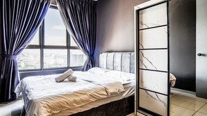 Een slaapkamer met een bed, uitzicht op de stad door een raam, en een deur met een marmeren ontwerp.