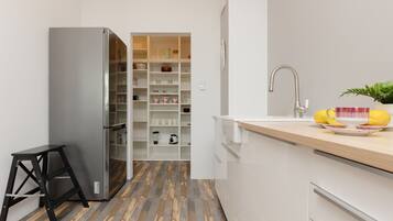 Dishwasher, cookware/dishes/utensils